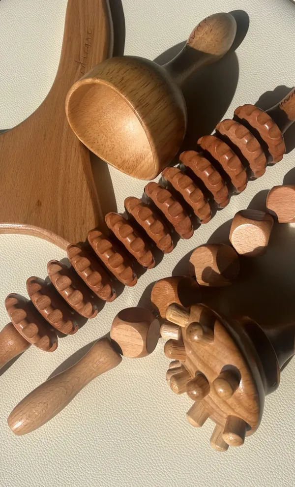 Outils de madérothérapie en bois utilisés par Sun & Serenity